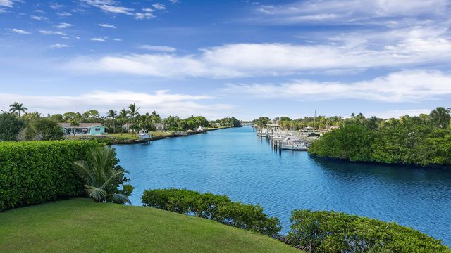 711 Hummingbird Way 201, North Palm Beach, FL 33408