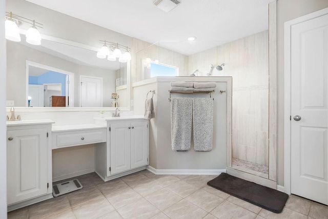 705 S Spruce Circle, Gardner, KS 66030