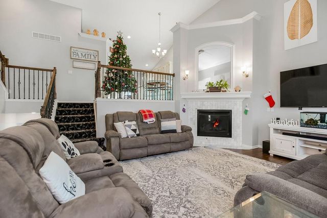 705 S Spruce Circle, Gardner, KS 66030