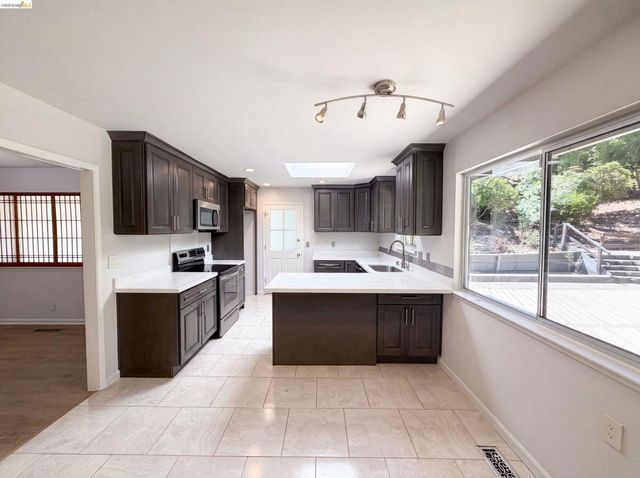 612 Tahos Rd, Orinda, CA 94563