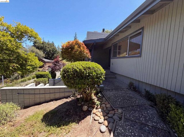 612 Tahos Rd, Orinda, CA 94563