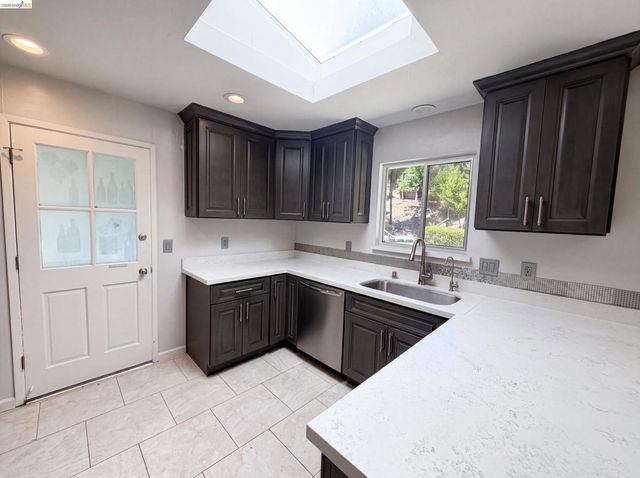 612 Tahos Rd, Orinda, CA 94563