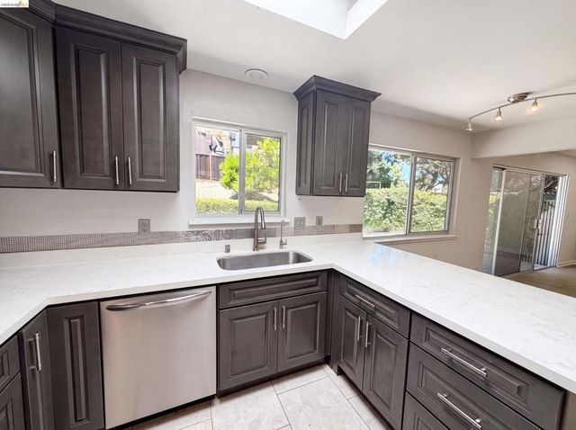 612 Tahos Rd, Orinda, CA 94563