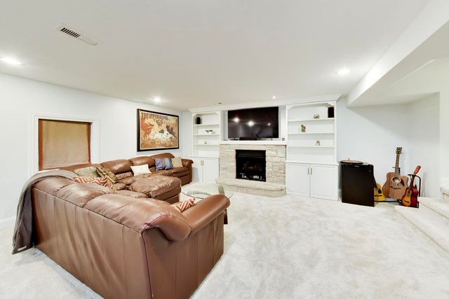 1414 Canterbury Lane, Glenview, IL 60025