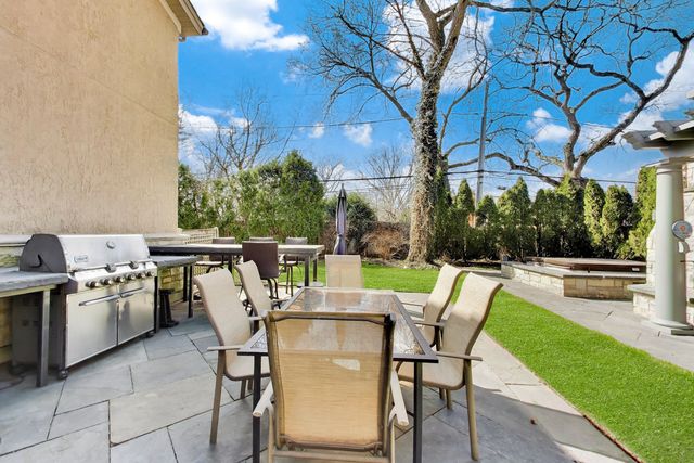 1414 Canterbury Lane, Glenview, IL 60025