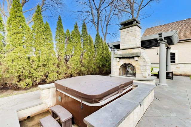 1414 Canterbury Lane, Glenview, IL 60025