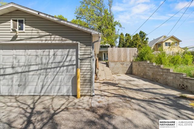 1221 D Street, Omaha, NE 68107