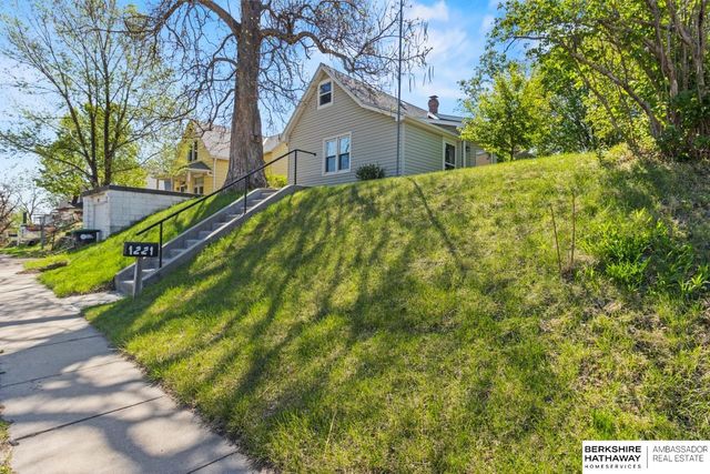 1221 D Street, Omaha, NE 68107