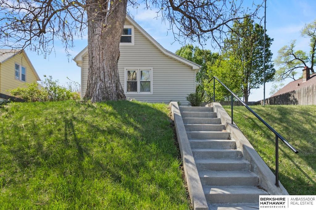 1221 D Street, Omaha, NE 68107