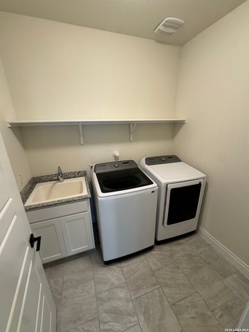 2027 Knippa, San Antonio, TX 78253