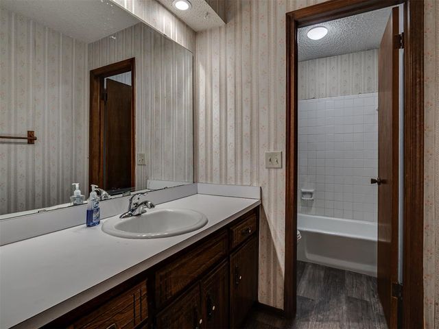 2505 S Miles Avenue, El Reno, OK 73036