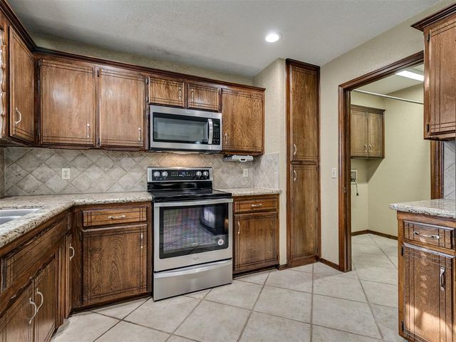 2505 S Miles Avenue, El Reno, OK 73036