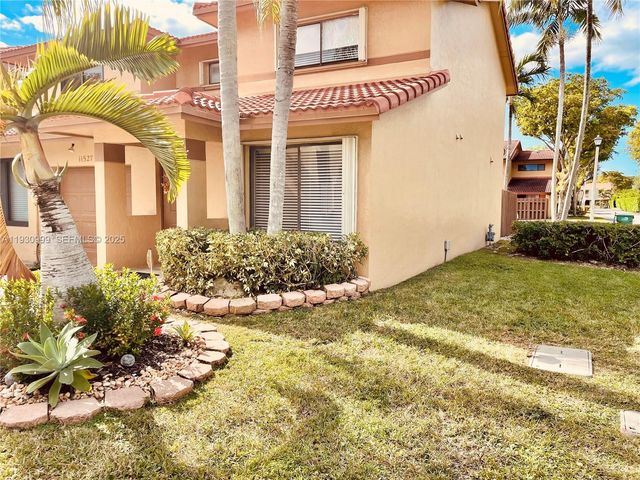 11527 SW 90th Ter, Miami, FL 33176