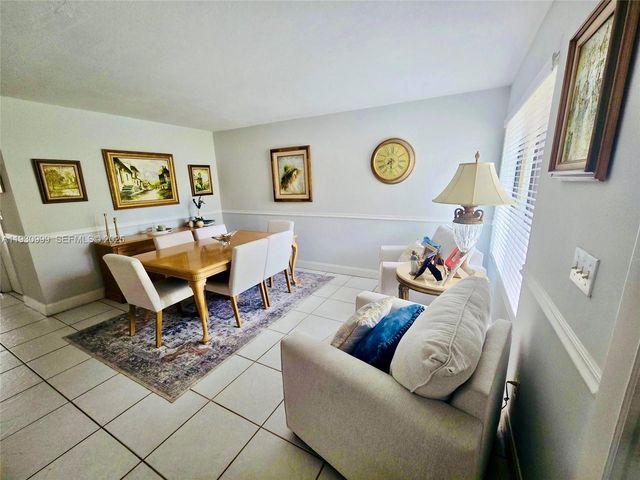 11527 SW 90th Ter, Miami, FL 33176