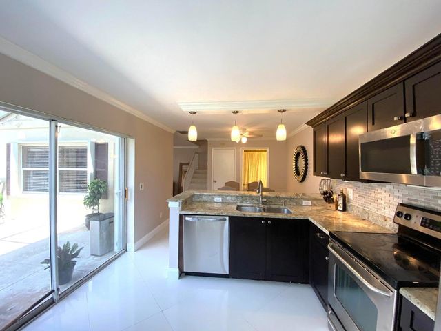 40 Essex Court A, Royal Palm Beach, FL 33411