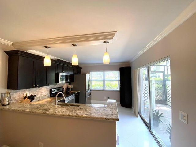 40 Essex Court A, Royal Palm Beach, FL 33411