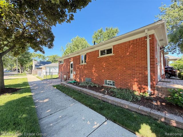 20950 Country Club Drive, Harper Woods, MI 48225