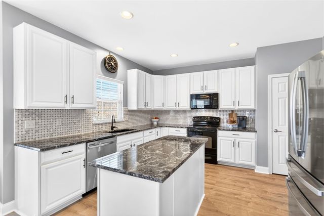 6021 Independence Dr, Jefferson Hills, PA 15025