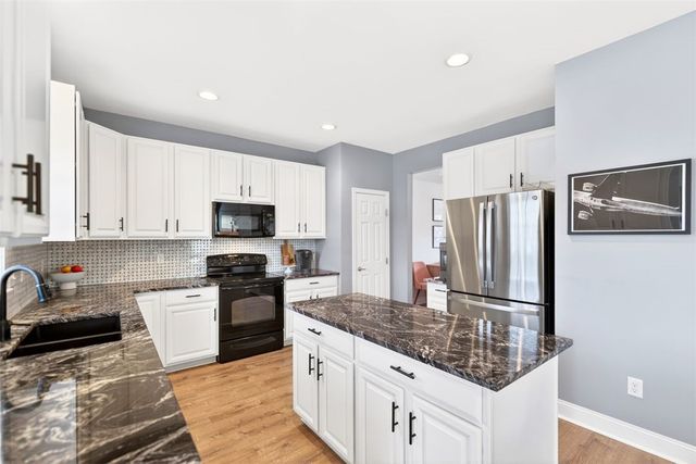 6021 Independence Dr, Jefferson Hills, PA 15025