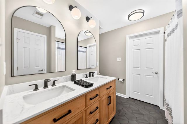 6021 Independence Dr, Jefferson Hills, PA 15025