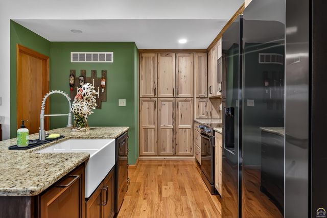 125 Shelby DR, Holton, KS 66436