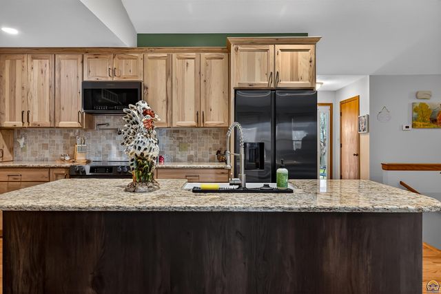 125 Shelby DR, Holton, KS 66436