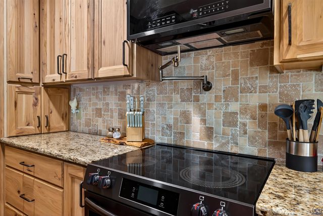 125 Shelby DR, Holton, KS 66436