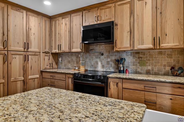 125 Shelby DR, Holton, KS 66436