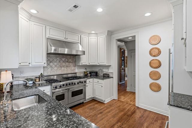 400 COLONIAL RD, Memphis, TN 38117