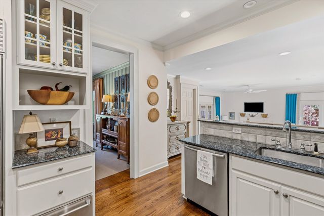 400 COLONIAL RD, Memphis, TN 38117