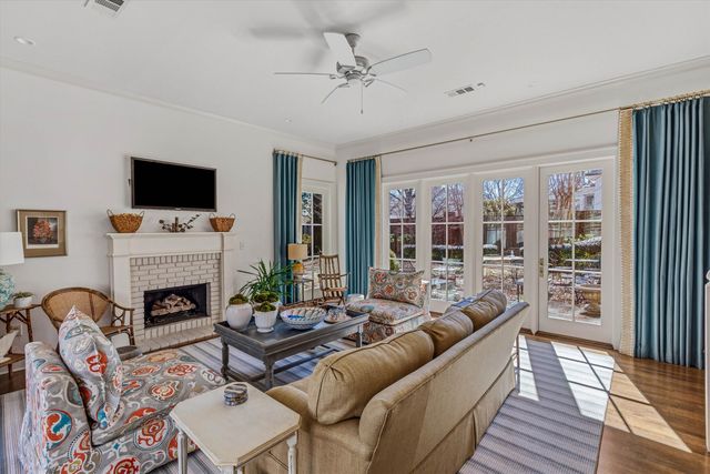 400 COLONIAL RD, Memphis, TN 38117