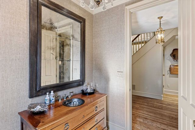 400 COLONIAL RD, Memphis, TN 38117