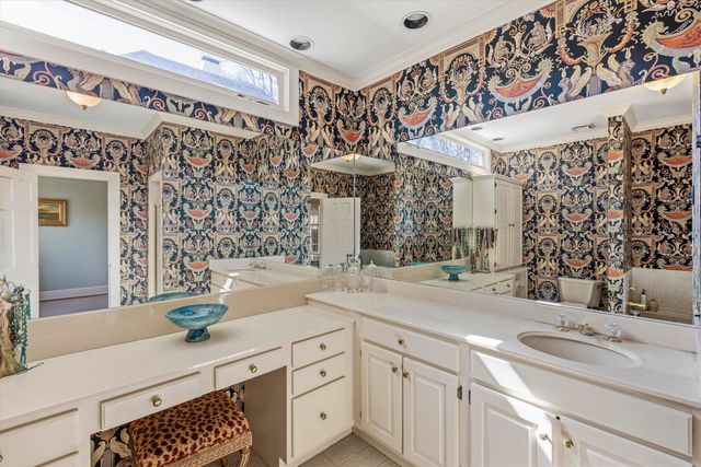 400 COLONIAL RD, Memphis, TN 38117