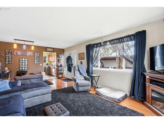 1830 Ne HOGAN Dr, Gresham, OR 97030