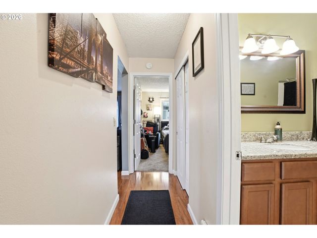 1830 Ne HOGAN Dr, Gresham, OR 97030