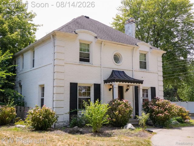 657 Hawthorne Road, Grosse Pointe Woods, MI 48236
