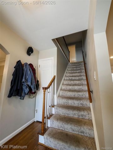 657 Hawthorne Road, Grosse Pointe Woods, MI 48236