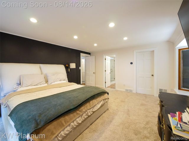 657 Hawthorne Road, Grosse Pointe Woods, MI 48236