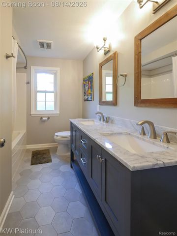 657 Hawthorne Road, Grosse Pointe Woods, MI 48236