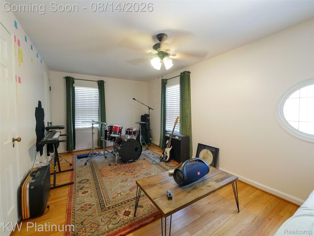 657 Hawthorne Road, Grosse Pointe Woods, MI 48236