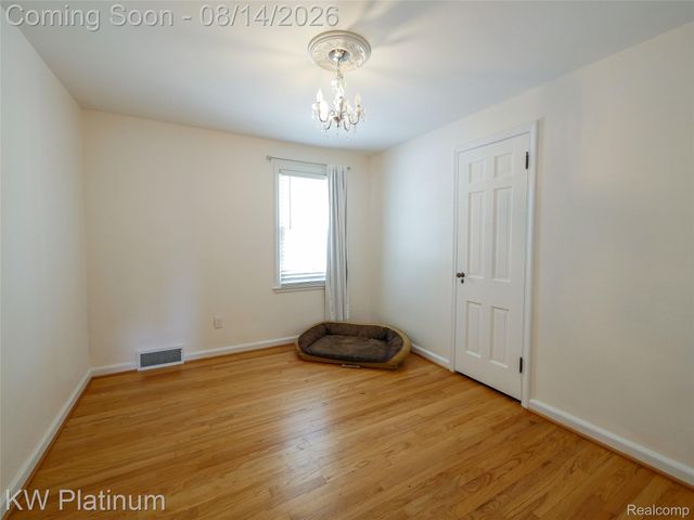 657 Hawthorne Road, Grosse Pointe Woods, MI 48236