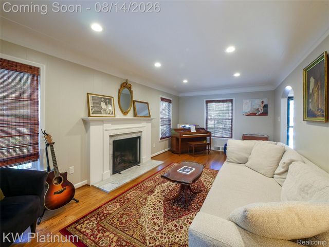 657 Hawthorne Road, Grosse Pointe Woods, MI 48236