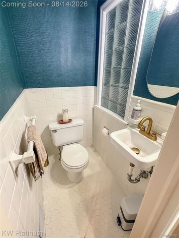 657 Hawthorne Road, Grosse Pointe Woods, MI 48236