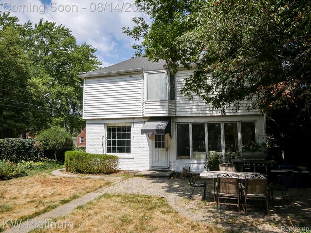 657 Hawthorne Road, Grosse Pointe Woods, MI 48236