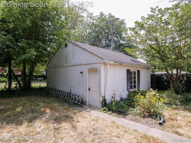657 Hawthorne Road, Grosse Pointe Woods, MI 48236