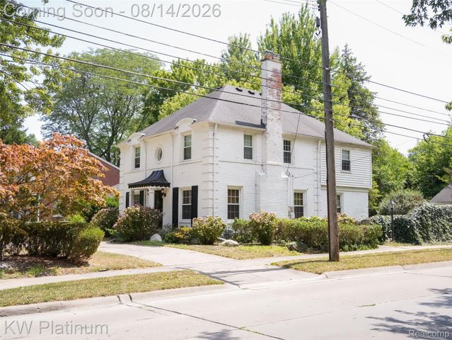 657 Hawthorne Road, Grosse Pointe Woods, MI 48236