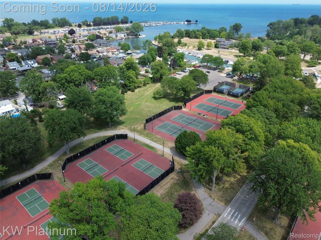 657 Hawthorne Road, Grosse Pointe Woods, MI 48236