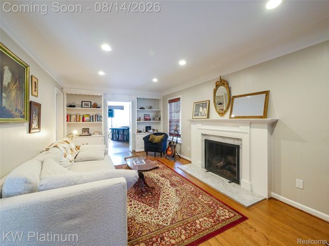 657 Hawthorne Road, Grosse Pointe Woods, MI 48236