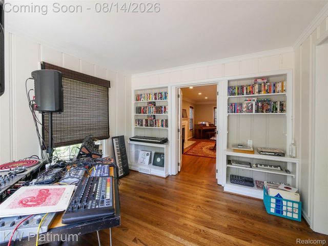 657 Hawthorne Road, Grosse Pointe Woods, MI 48236