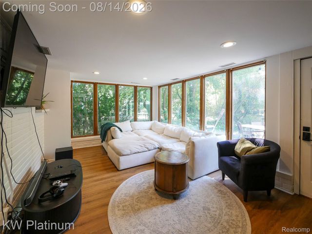 657 Hawthorne Road, Grosse Pointe Woods, MI 48236